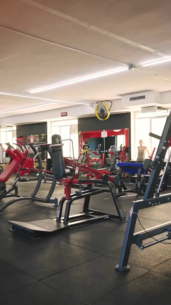 La sala attrezzi di Joy Fitness: macchine rosse e pesi liberi su tre piani
