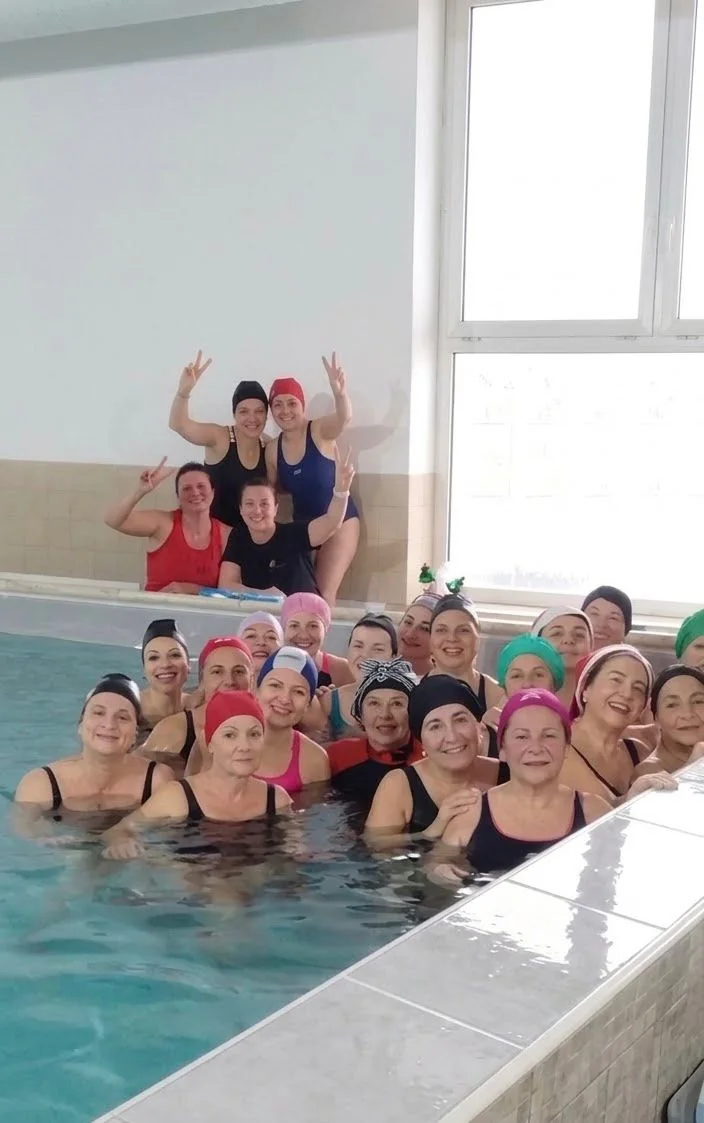 Un corso di acquagym nella piscina interna di Joy Fitness