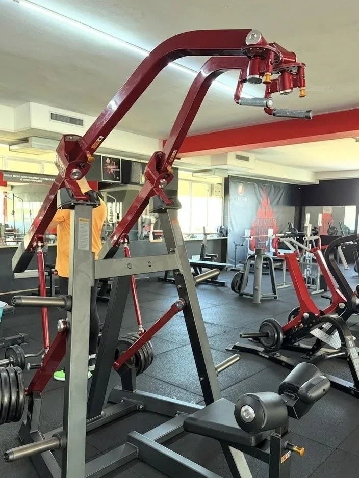 Macchina Panatta per dorsali nella sala attrezzi di Joy Fitness