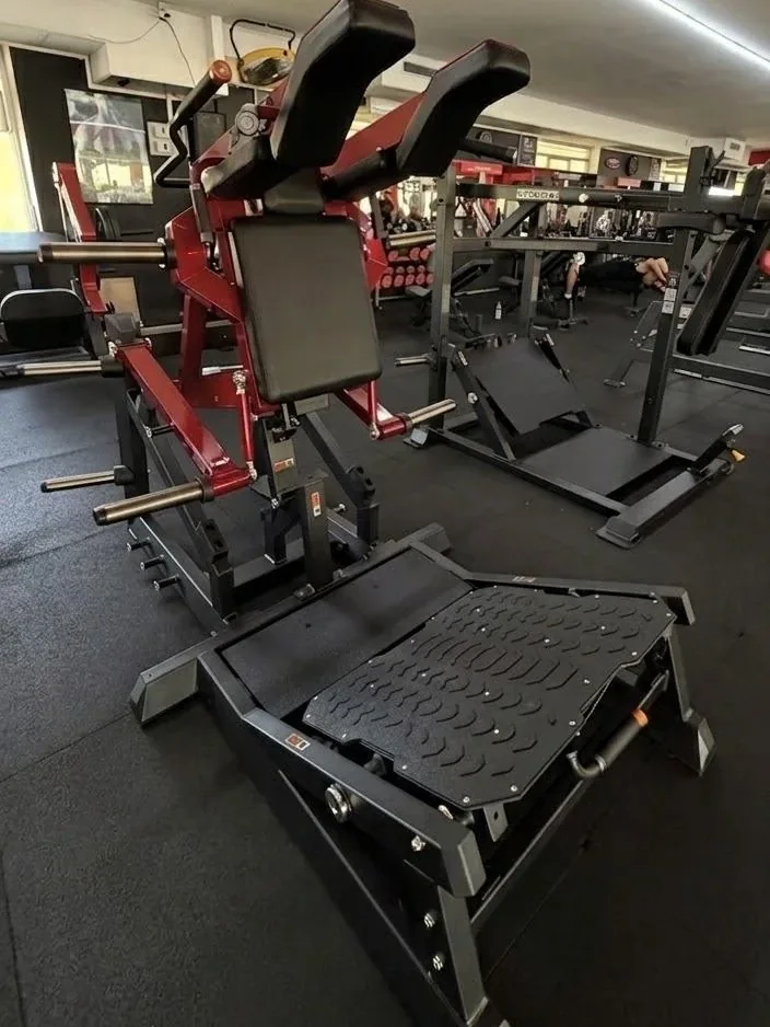 Pressa e leg press nella sala attrezzi di Joy Fitness