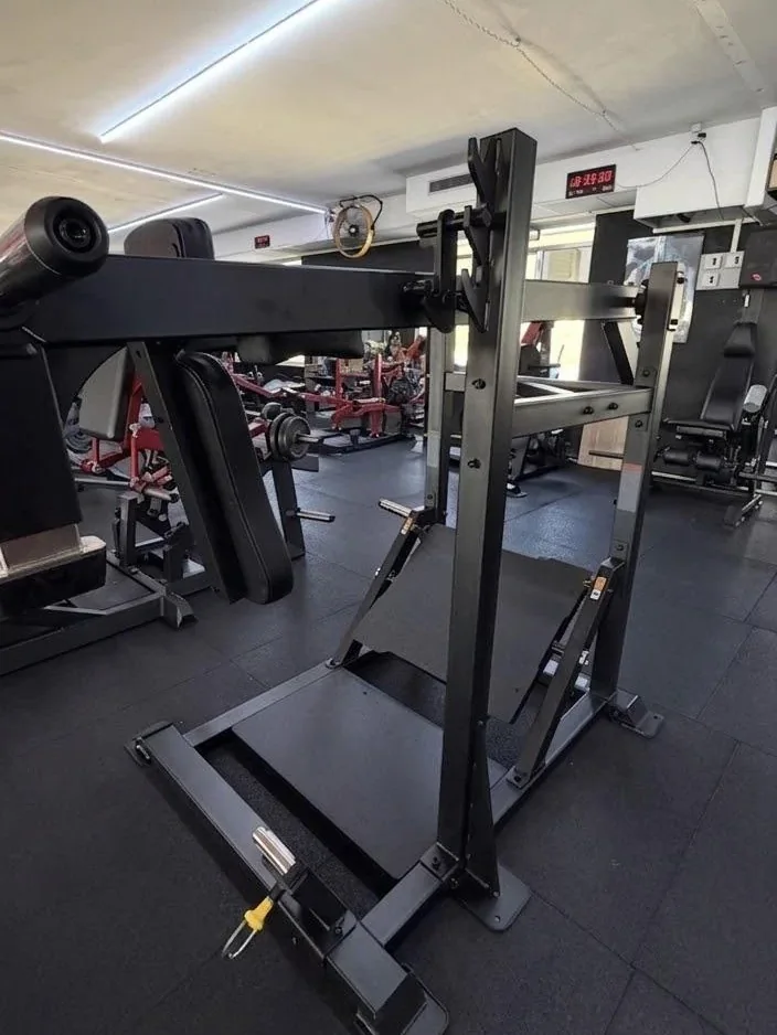 Rack per squat nella sala attrezzi di Joy Fitness